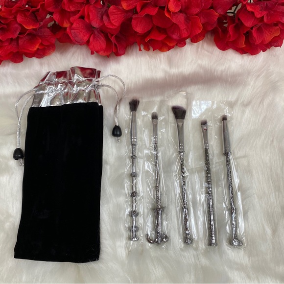 Harry Potter Wand 5 Piece Makeup Brush Set - Picture 11 of 13